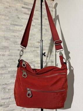 Baggallini crossbody handbag with multiple zippered pockets adjustable strap